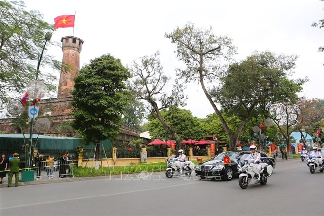 Trong ảnh: Đoàn xe của Chủ tịch Triều Tiên Kim Jong-un di chuyển qua khu vực Cột cờ Hà Nội trên đường Điện Biên Phủ để đến Phủ Chủ tịch, nơi diễn ra Lễ đón chính thức vào lúc 15 giờ 30. Ảnh: Thành Đạt - TTXVN