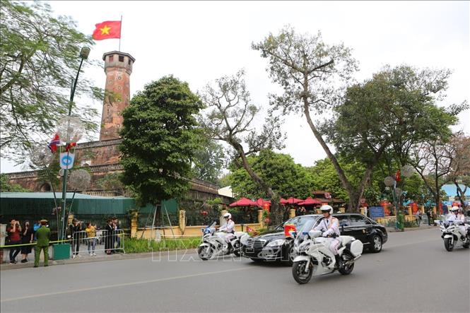 Trong ảnh: Đoàn xe của Chủ tịch Triều Tiên Kim Jong-un di chuyển qua khu vực Cột cờ Hà Nội trên đường Điện Biên Phủ để đến Phủ Chủ tịch, nơi diễn ra Lễ đón chính thức vào lúc 15 giờ 30. Ảnh: Thành Đạt - TTXVN