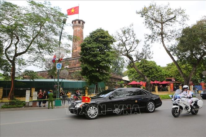 Trong ảnh: Đoàn xe của Chủ tịch Triều Tiên Kim Jong-un di chuyển qua khu vực Cột cờ Hà Nội trên đường Điện Biên Phủ để đến Phủ Chủ tịch, nơi diễn ra Lễ đón chính thức vào lúc 15 giờ 30. Ảnh: Thành Đạt - TTXVN