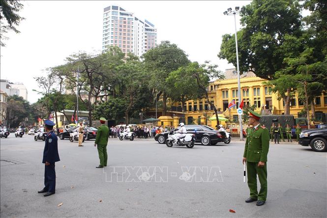Trong ảnh: Đoàn xe của Chủ tịch Triều Tiên Kim Jong-un rời khách sạn Melia lúc 15 giờ 20 để di chuyển đến Phủ Chủ tịch, nơi diễn ra Lễ đón chính thức vào lúc 15 giờ 30. Ảnh: Minh Quyết - TTXVN