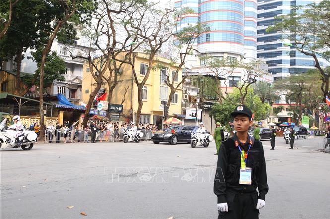 Trong ảnh: Đoàn xe của Chủ tịch Triều Tiên Kim Jong-un rời khách sạn Melia lúc 15 giờ 20 để di chuyển đến Phủ Chủ tịch, nơi diễn ra Lễ đón chính thức vào lúc 15 giờ 30. Ảnh: Minh Quyết - TTXVN