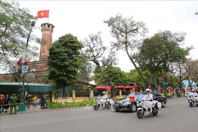 Trong ảnh: Đoàn xe của Chủ tịch Triều Tiên Kim Jong-un di chuyển qua khu vực Cột cờ Hà Nội trên đường Điện Biên Phủ để đến Phủ Chủ tịch, nơi diễn ra Lễ đón chính thức vào lúc 15 giờ 30. Ảnh: Thành Đạt - TTXVN