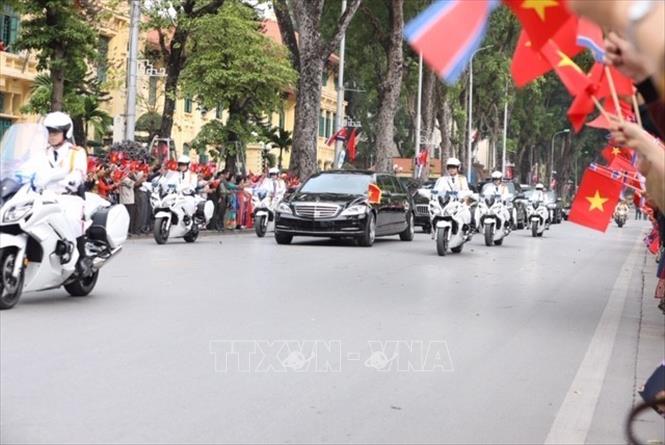 Trong ảnh: Đoàn xe của Chủ tịch Triều Tiên Kim Jong-un di chuyển trên đường Hoàng Văn Thụ để đến Phủ Chủ tịch, nơi diễn ra Lễ đón chính thức vào lúc 15 giờ 30. Ảnh: Phương Hoa - TTXVN