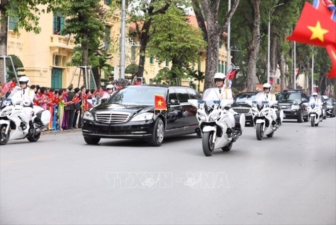 Trong ảnh: Đoàn xe của Chủ tịch Triều Tiên Kim Jong-un di chuyển trên đường Hoàng Văn Thụ để đến Phủ Chủ tịch, nơi diễn ra Lễ đón chính thức vào lúc 15 giờ 30. Ảnh: Phương Hoa - TTXVN