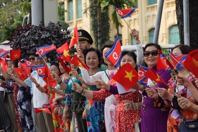 Trong ảnh: Người dân Thủ đô chào mừng Chủ tịch Triều Tiên Kim Jong-un thăm hữu nghị chính thức Việt Nam. Ảnh: Phương Hoa - TTXVN