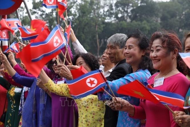 Trong ảnh: Người dân Thủ đô chào mừng Chủ tịch Triều Tiên Kim Jong-un thăm hữu nghị chính thức Việt Nam. Ảnh: Phương Hoa - TTXVN