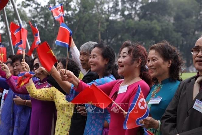Trong ảnh: Người dân Thủ đô chào mừng Chủ tịch Triều Tiên Kim Jong-un thăm hữu nghị chính thức Việt Nam. Ảnh: Phương Hoa - TTXVN