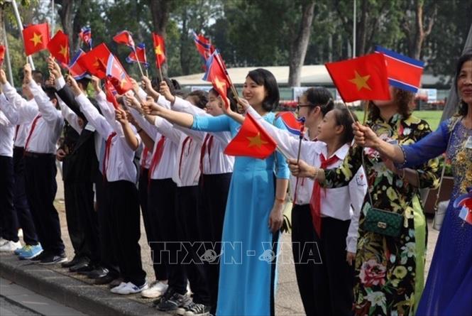 Trong ảnh: Người dân Thủ đô chào mừng Chủ tịch Triều Tiên Kim Jong-un thăm hữu nghị chính thức Việt Nam. Ảnh: Phương Hoa - TTXVN