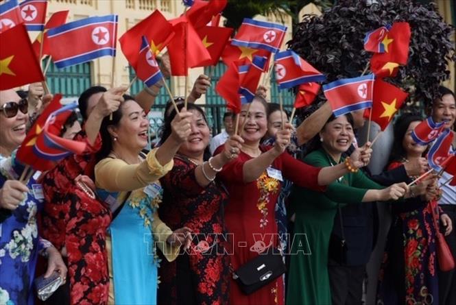 Trong ảnh: Người dân Thủ đô chào mừng Chủ tịch Triều Tiên Kim Jong-un thăm hữu nghị chính thức Việt Nam. Ảnh: Phương Hoa - TTXVN