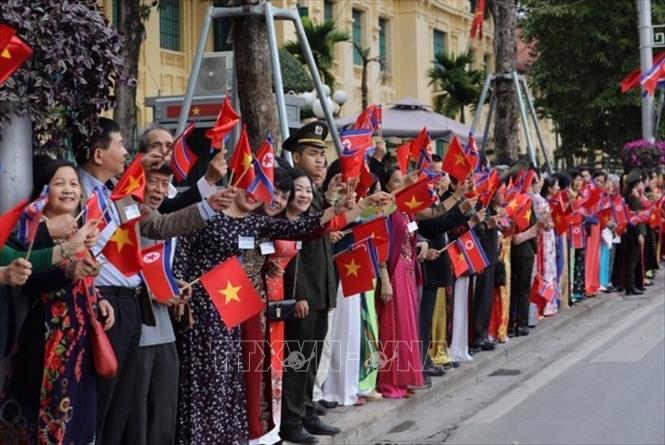 Trong ảnh: Người dân Thủ đô chào mừng Chủ tịch Triều Tiên Kim Jong-un thăm hữu nghị chính thức Việt Nam. Ảnh: Phương Hoa - TTXVN