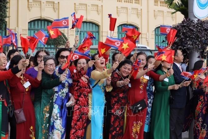 Trong ảnh: Người dân Thủ đô chào mừng Chủ tịch Triều Tiên Kim Jong-un thăm hữu nghị chính thức Việt Nam. Ảnh: Phương Hoa - TTXVN