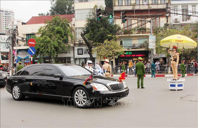 Trong ảnh: Đoàn xe của Chủ tịch Triều Tiên Kim Jong-un di chuyển qua khu vực Cửa Nam sang đường Điện Biên Phủ để đi đến Phủ Chủ tịch, nơi diễn ra Lễ đón chính thức vào lúc 15 giờ 30. Ảnh: Quang Quyết-TTXVN