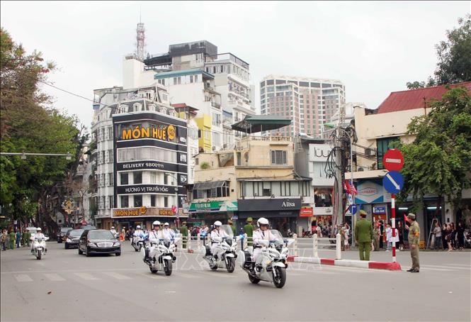 Trong ảnh: Đoàn xe của Chủ tịch Triều Tiên Kim Jong-un di chuyển qua khu vực Cửa Nam sang đường Điện Biên Phủ để đi đến Phủ Chủ tịch, nơi diễn ra Lễ đón chính thức vào lúc 15 giờ 30. Ảnh: Quang Quyết-TTXVN