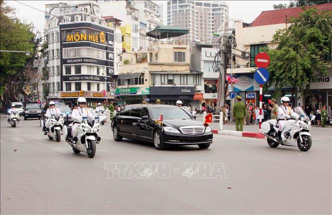 Trong ảnh: Đoàn xe của Chủ tịch Triều Tiên Kim Jong-un di chuyển qua khu vực Cửa Nam sang đường Điện Biên Phủ để đi đến Phủ Chủ tịch, nơi diễn ra Lễ đón chính thức vào lúc 15 giờ 30. Ảnh: Quang Quyết-TTXVN