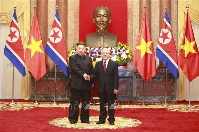 Photo: Party General Secretary, President Nguyen Phu Trong (R) welcomes DPRK Chairman Kim Jong-un (L). VNA Photo: Doãn Tấn
