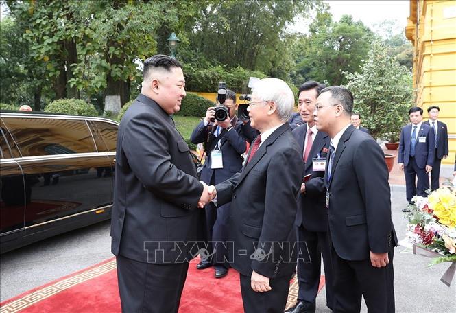 Photo: Party General Secretary, President Nguyen Phu Trong (R) welcomes DPRK Chairman Kim Jong-un (L). VNA Photo: Trí Dũng