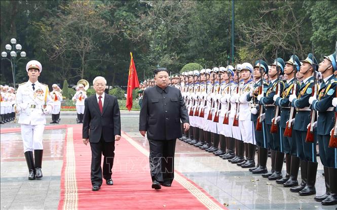 Photo: Party General Secretary, President Nguyen Phu Trong (L) and DPRK Chairman Kim Jong-un (R) review the Guards of Honour. VNA Photo: Trí Dũng
