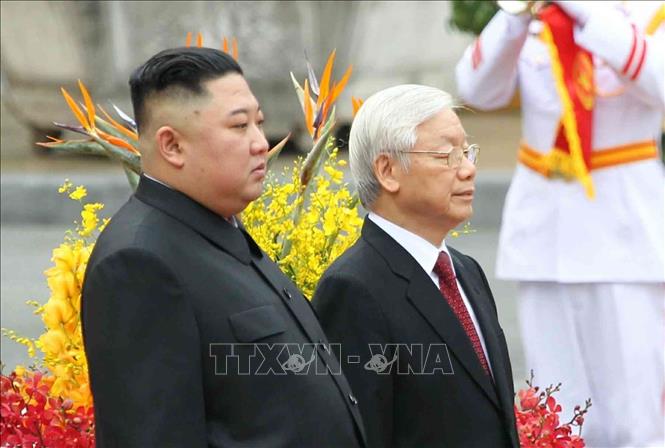 Photo: Party General Secretary, President Nguyen Phu Trong (R) and DPRK Chairman Kim Jong-un (L) on the podium to perform the flag ceremony. VNA Photo: Văn Điệp