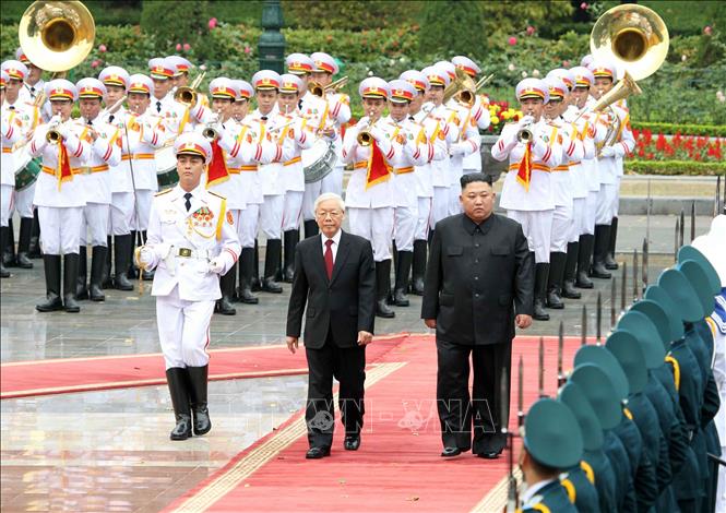 Photo: Party General Secretary, President Nguyen Phu Trong (L) and DPRK Chairman Kim Jong-un (R) review the Guards of Honour. VNA Photo: Văn Điệp