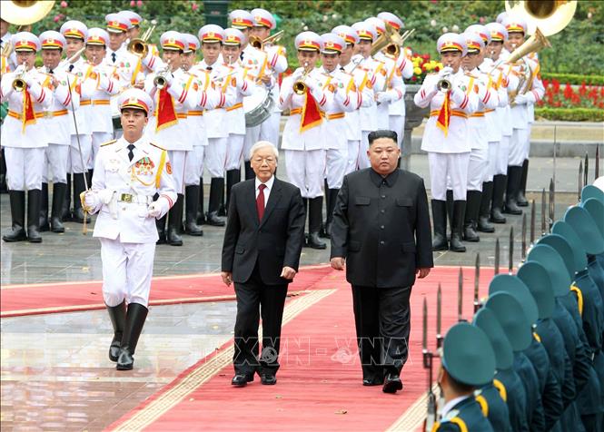 Photo: Party General Secretary, President Nguyen Phu Trong (L) and DPRK Chairman Kim Jong-un (R) review the Guards of Hônur. VNA Photo: Văn Điệp

