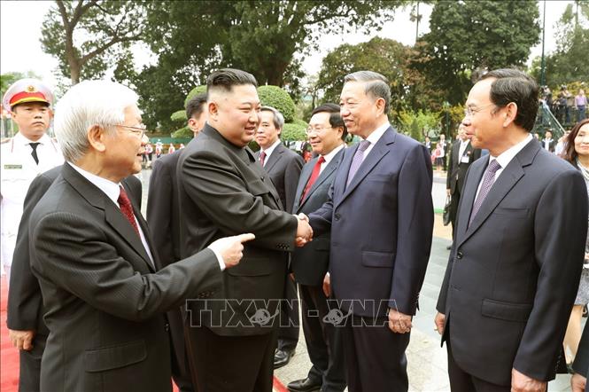 Photo: Party General Secretary, President Nguyen Phu Trong (L) introduces the Vietnamese delegation to DPRK Chairman Kim Jong-un (2nd L) at the welcome ceremony. VNA Photo: Trí Dũng