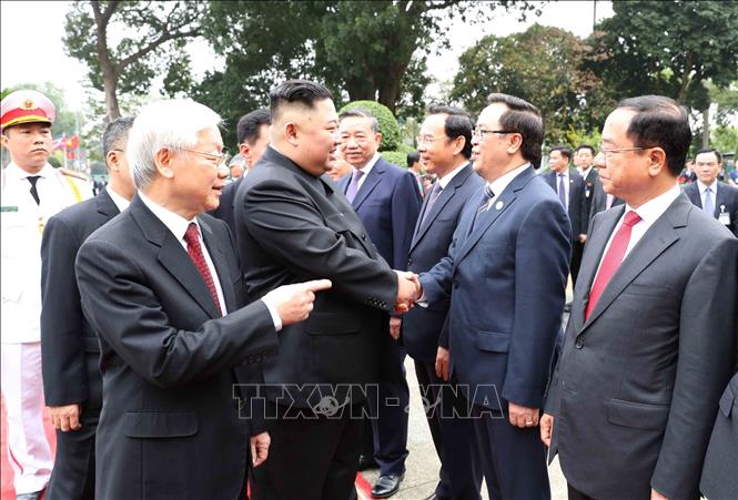 Photo: Party General Secretary, President Nguyen Phu Trong (L) introduces the Vietnamese delegation to DPRK Chairman Kim Jong-un (2nd L) at the welcome ceremony. VNA Photo: Trí Dũng