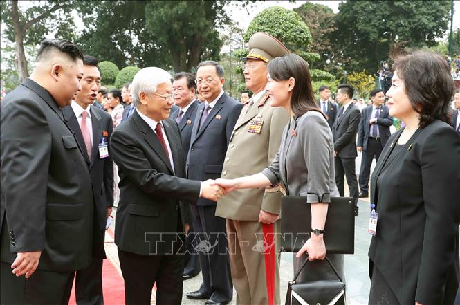 Photo: Party General Secretary, President Nguyen Phu Trong (2nd L) meets members of the DPRK delegation. VNA Photo: Trí Dũng