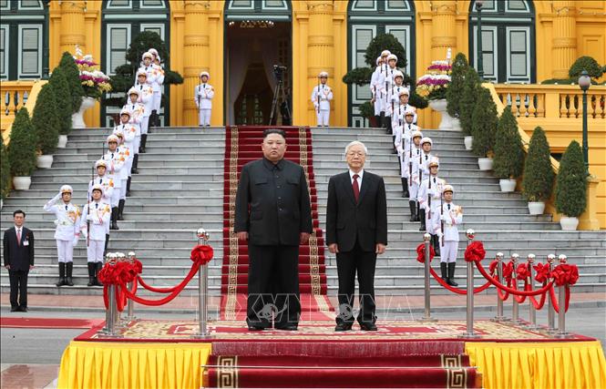Photo: Party General Secretary, President Nguyen Phu Trong and DPRK Chairman Kim Jong-un participate in the flag ceremony. VNA Photo: Doãn Tấn