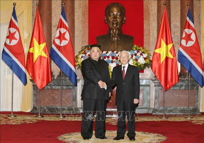 Photo: Party General Secretary, President Nguyen Phu Trong (R) welcomes DPRK Chairman Kim Jong-un (L). VNA Photo: Doãn Tấn