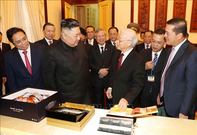 Photo: Party General Secretary, President Nguyen Phu Trong and DPRK Chairman Kim Jong-un introduce and exchange gifts. VNA Photo: Văn Điệp
