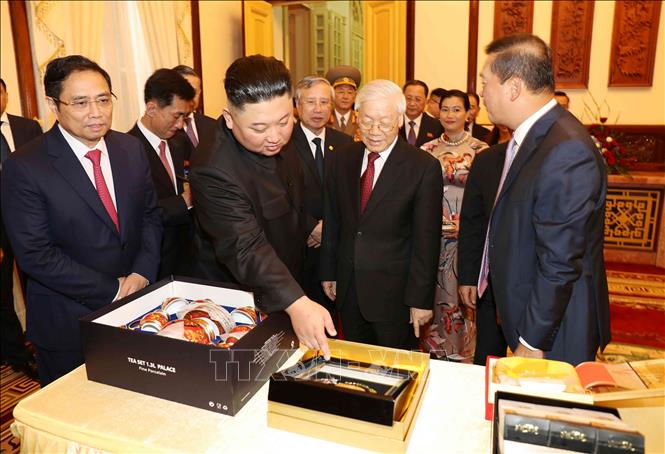 Photo: Party General Secretary, President Nguyen Phu Trong and DPRK Chairman Kim Jong-un introduce and exchange gifts. VNA Photo: Văn Điệp
