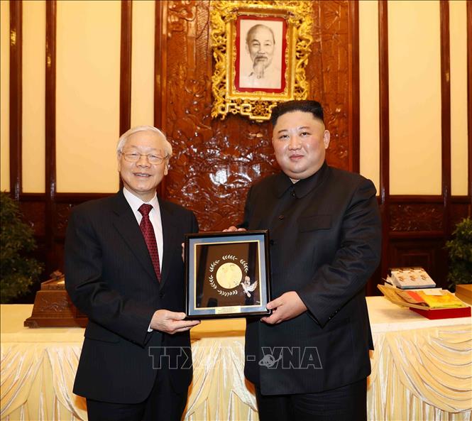 Photo: Party General Secretary, President Nguyen Phu Trong and DPRK Chairman Kim Jong-un exchange gifts. VNA Photo: Văn Điệp
