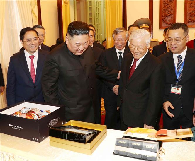 Photo: Party General Secretary, President Nguyen Phu Trong and DPRK Chairman Kim Jong-un exchange gifts. VNA Photo: Văn Điệp
