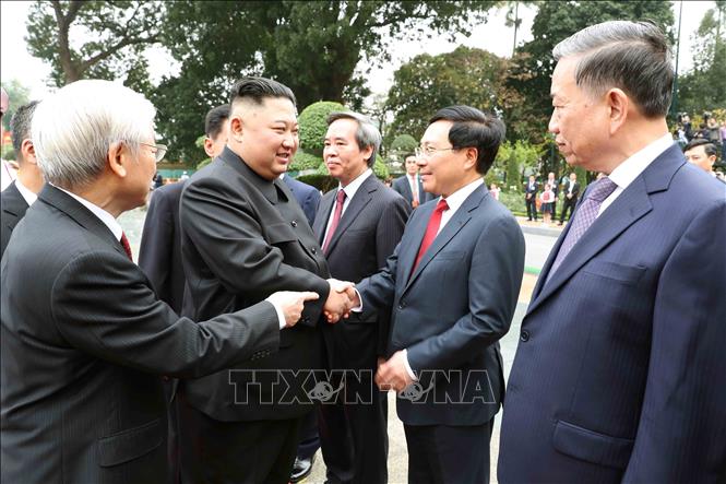 Photo: DPRK Chairman Kim Jong-un is welcomed by Vietnamese officials. VNA Photo: Trí Dũng