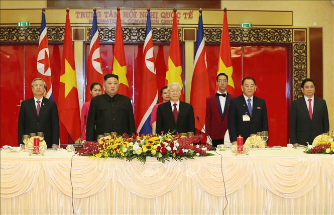 Trong ảnh: Tổng Bí thư, Chủ tịch nước Nguyễn Phú Trọng và Chủ tịch Triều Tiên Kim Jong-un cùng các đại biểu làm lễ chào cờ. Ảnh: Trí Dũng - TTXVN