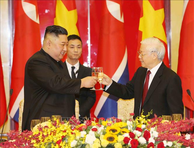 Trong ảnh: Tổng Bí thư, Chủ tịch nước Nguyễn Phú Trọng và Chủ tịch Triều Tiên Kim Jong-un cùng nâng ly. Ảnh: Trí Dũng - TTXVN