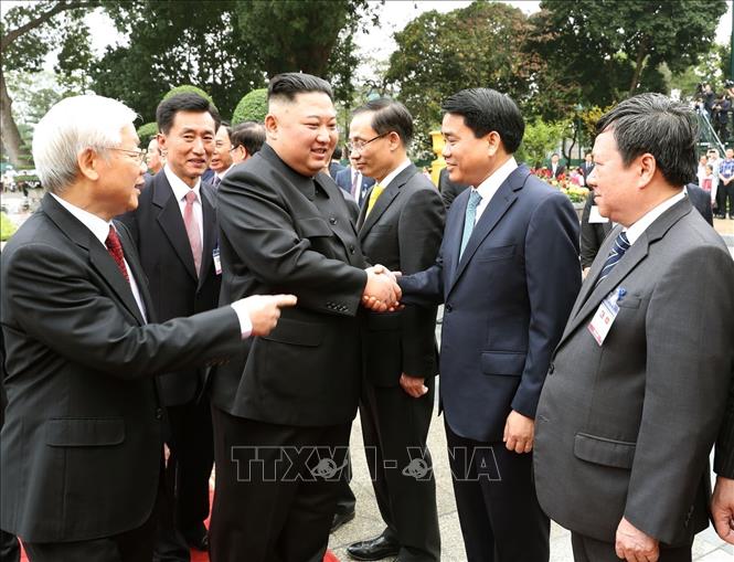 Photo: Party General Secretary, President Nguyen Phu Trong (1st L) introduces the Vietnamese delegation to DPRK Chairman Kim Jong-un (3rd L) at the welcome ceremony. VNA Photo: Trí Dũng
