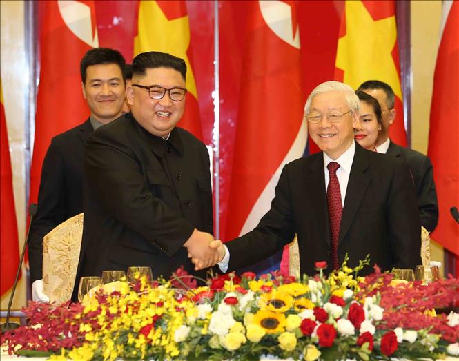 Trong ảnh: Tổng Bí thư, Chủ tịch nước Nguyễn Phú Trọng chào mừng Chủ tịch Triều Tiên Kim Jong-un. Ảnh: Trí Dũng - TTXVN
