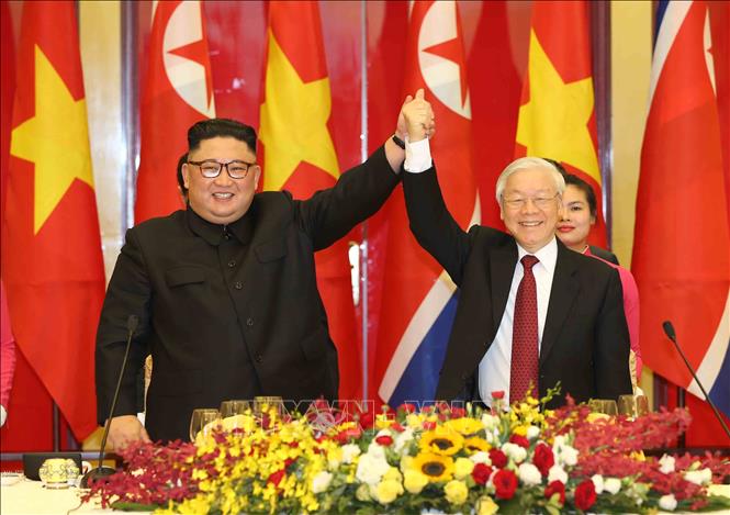 Trong ảnh: Tổng Bí thư, Chủ tịch nước Nguyễn Phú Trọng chào mừng Chủ tịch Triều Tiên Kim Jong-un. Ảnh: Trí Dũng - TTXVN