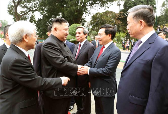 Photo: Party General Secretary, President Nguyen Phu Trong (1st L) introduces the Vietnamese delegation to DPRK Chairman Kim Jong-un (2nd L) at the ceremony. VNA Photo: Trí Dũng
