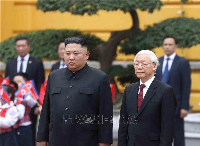 Photo: Party General Secretary, President Nguyen Phu Trong and DPRK Chairman Kim Jong-un review the Guards of Honour. VNA Photo: Phương Hoa