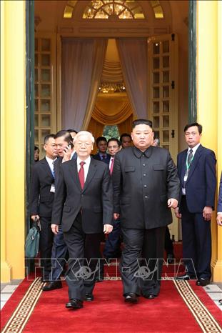 Photo: Party General Secretary, President Nguyen Phu Trong sees off DPRK Chairman Kim Jong-un after their talks. VNA Photo: Trí Dũng