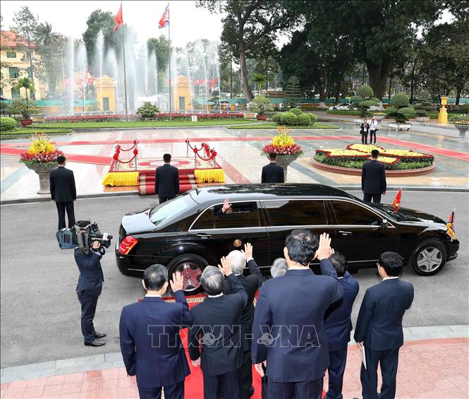 Photo: Party General Secretary, President Nguyen Phu Trong sees off DPRK Chairman Kim Jong-un after their talks. VNA Photo: Trí Dũng