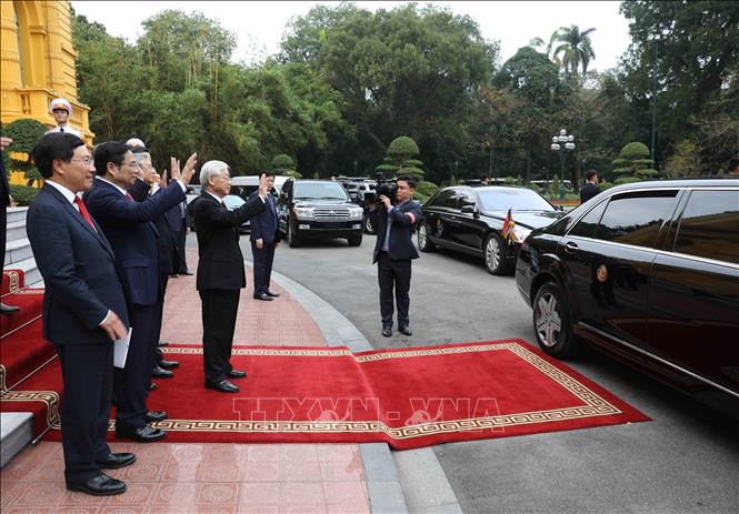 Photo: Party General Secretary, President Nguyen Phu Trong sees off DPRK Chairman Kim Jong-un after their talks. VNA Photo: Trí Dũng