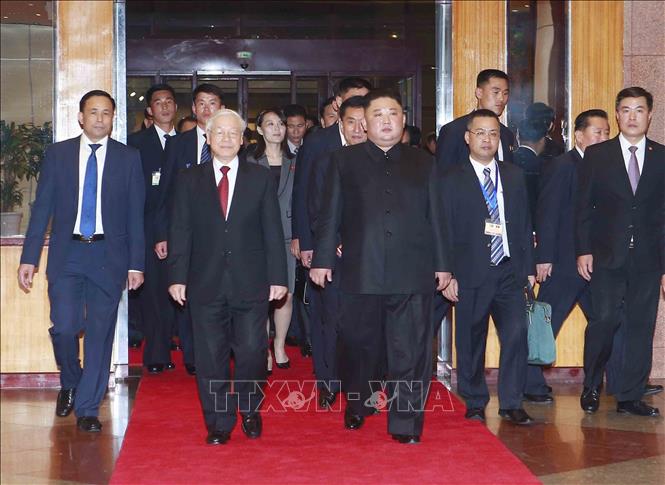 Trong ảnh: Tổng Bí thư, Chủ tịch nước Nguyễn Phú Trọng tiễn Chủ tịch Triều Tiên Kim Jong-un sau khi kết thúc tiệc chiêu đãi. Ảnh: Doãn Tấn - TTXVN