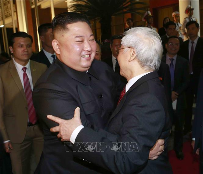 Trong ảnh: Tổng Bí thư, Chủ tịch nước Nguyễn Phú Trọng tiễn Chủ tịch Triều Tiên Kim Jong-un sau khi kết thúc tiệc chiêu đãi. Ảnh: Doãn Tấn - TTXVN