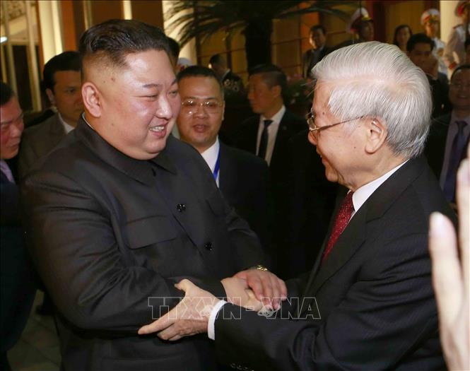 Trong ảnh: Tổng Bí thư, Chủ tịch nước Nguyễn Phú Trọng bắt tay, tiễn Chủ tịch Triều Tiên Kim Jong-un sau khi kết thúc tiệc chiêu đãi. Ảnh: Doãn Tấn - TTXVN