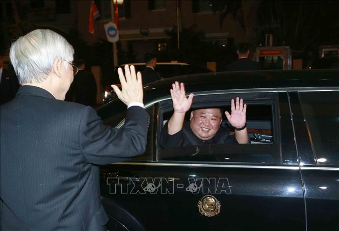 Trong ảnh: Tổng Bí thư, Chủ tịch nước Nguyễn Phú Trọng tiễn Chủ tịch Triều Tiên Kim Jong-un sau khi kết thúc tiệc chiêu đãi. Ảnh: Doãn Tấn - TTXVN