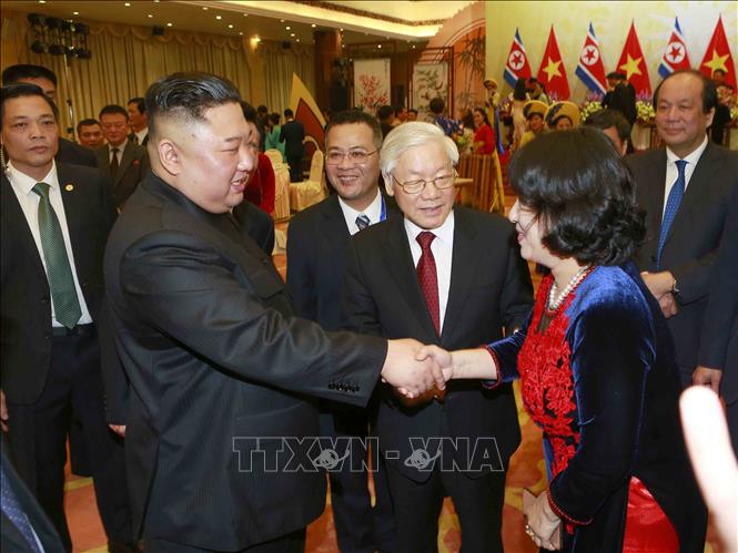 Trong ảnh: Chủ tịch Triều Tiên Kim Jong-un với đại biểu Việt Nam. Ảnh: Doãn Tấn - TTXVN