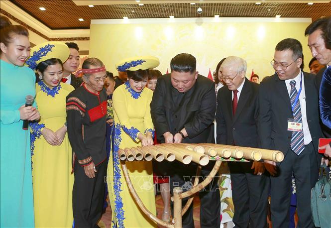Trong ảnh: Chủ tịch Triều Tiên Kim Jong-un đánh thử nhạc cụ dân tộc Việt Nam. Ảnh: Doãn Tấn - TTXVN